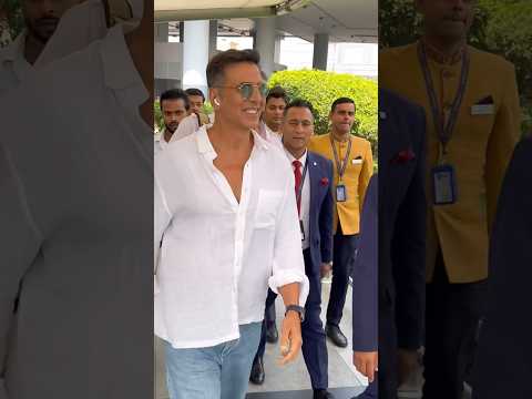 Akshay Kumar and Sonu Nigam at airport! Kana ja rahe hai ye log ! #shorts #bollywood