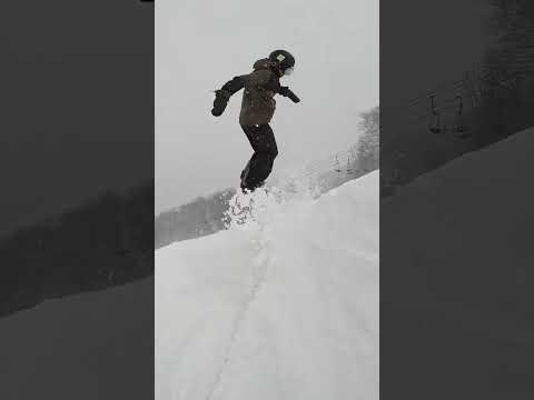 被跟拍馬上就緊張起來😂😂 #snowboarding #單板滑雪 #日本滑雪 #滑雪 #groundtrick #グラトリ #カービング #スノーボー #スノボ #snowboard_world