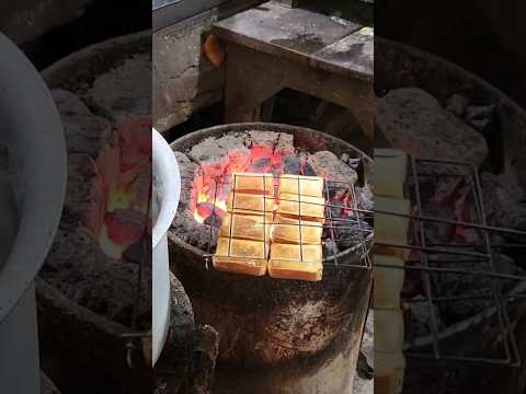 Koyle ke bhatti pe sikke hue karare toast aur kadak chai