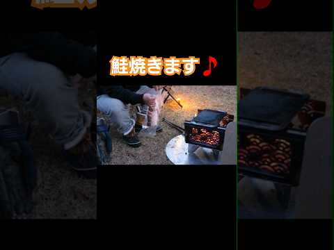 鮭焼きます!!　鮭は滑りやすいので要注意（笑）