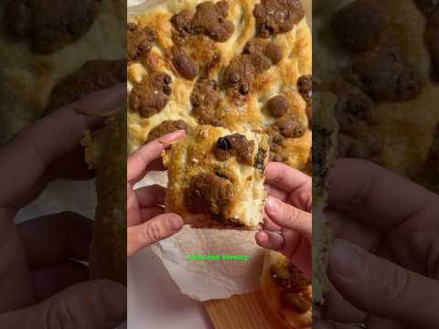 Chocolate chip cookie focaccia?? Had to give this mash-up a try. Inspired by Lacey Bakes ☺️