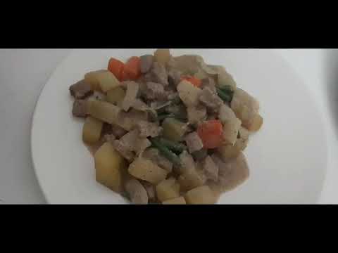 Ragoût de pomme de terre exquis aux légumes et à la viande de porc.