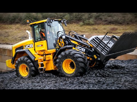 UPDATED: JCB adds more power to its 435S loading shovel - now up to 282hp from its Cummins engine!