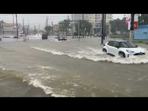 歩道ともに車道も冠水