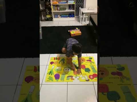 Kid play puzzles