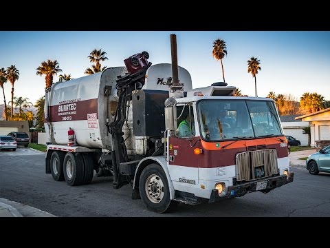 Volvo WXLL - McNeilus Century Series AutoReach Garbage Truck