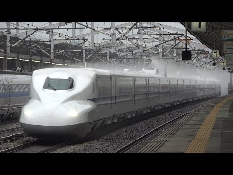 雨降る新倉敷駅を超高速通過する新幹線29本