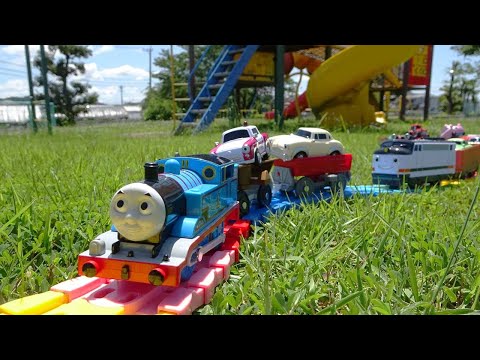 Thomas the Tank Engine Lawn Park Course ☆ Put Thomas and 꼬마버스타요 (Little Bustayo) on the carrier!