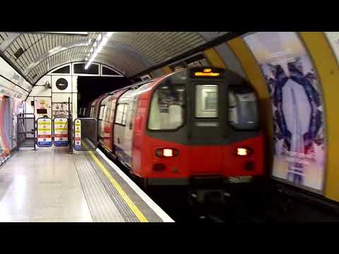 London Underground - Jubilee Line 1996 stock 96020/96007 at Baker Street station (1/12/22)