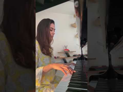 Tuje Kitna Chahne Lage | Piano Cover | Mira Kapoor #shorts