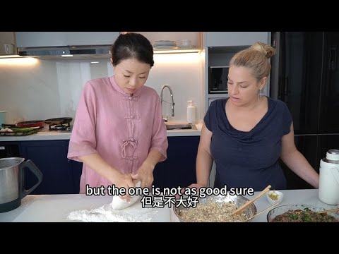 Foreign friends like eating dumplings too much. Today, she was taught to make dumplings. She learne