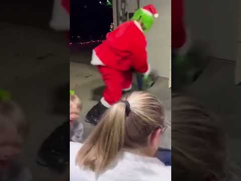 Surprise, surprise🎁 #christmas #christmasdance #christmashits #christmasdancehits #santa #grinch