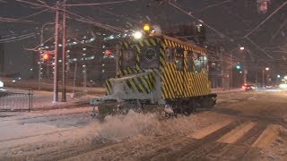 札幌のササラ電車が初出動 竹ブラシで積雪飛ばす