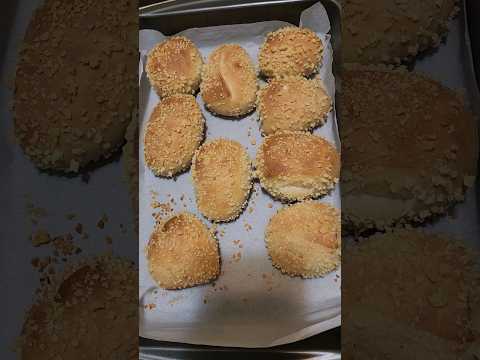 Let's eat now! #pandesal #filipinocuisine #filipinobread #pinoyabroad #food #shorts #shortsvideo