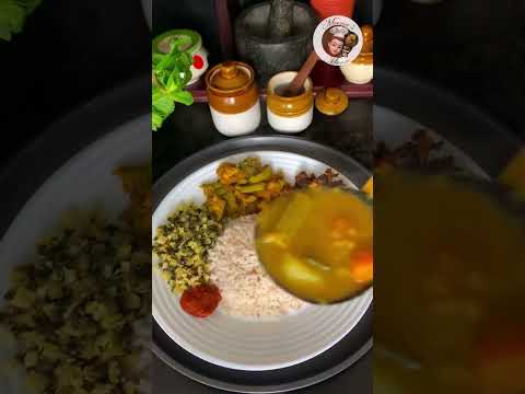 മലയാളിയുടെ സ്വന്തം വീട്ടിലെ ഊണ് / Kerala meals ready Meenu’s Menu #shorts #lunch #kerala #meals