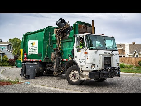 Volvo WX64 - McNeilus "2nd Gen" AutoReach Garbage Truck