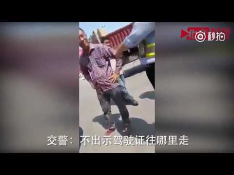 交警称车牌安两螺丝违章 车主：警车也只安两螺丝