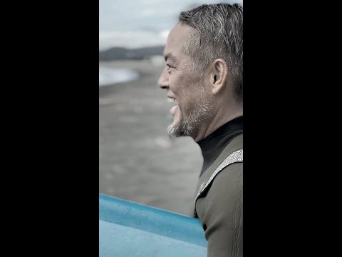 小波セッションSession with three surfers at Hiratsuka Beach in Japan.