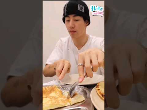 Who said you can't eat Naan with fork and spoon?😋😋 #Mark #Got7