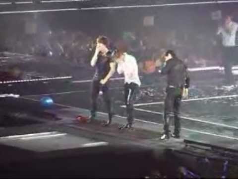 [120219] Super Junior - Kyuhyun Leeteuk Henry Getting Wet (Super Show 4 Singapore)