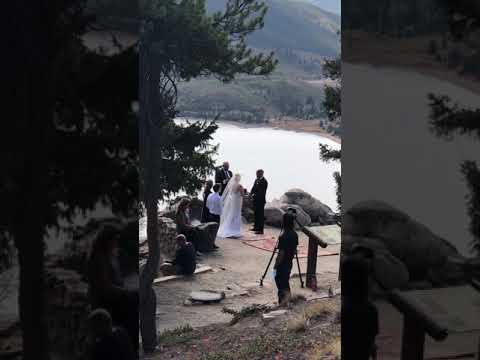 Couple Getting Married Facing a Beautiful Lakeview | Dillon Reservoir | 巧遇在美丽湖边景点结婚的情侣