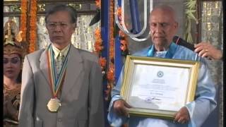 Sri Chinmoy Receives The Medal Of Honour, Udayana University, Bali 2004