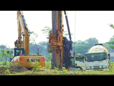 xcmg Drilling Rig drill land on a toll project site with Crane and trucker