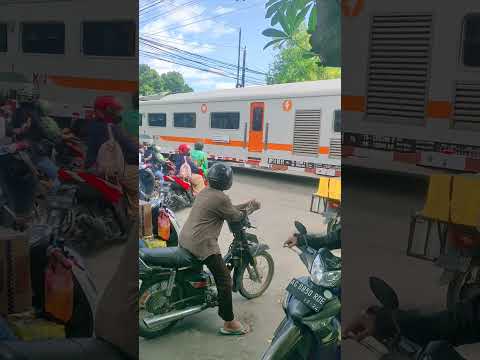 #shortvideo #keretaapi #keretaindonesia #indonesianrailroad #shortsvideo #train #shorts #short #kai