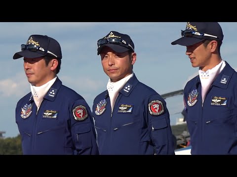 入間基地航空祭2015 ミス航空祭からライダーさんへ花束贈呈