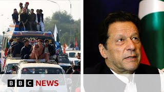 Thousands of Imran Khan supporters converge on Pakistan capital | BBC News