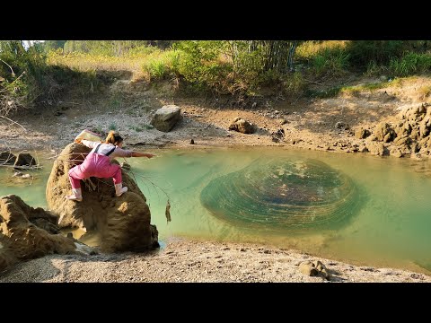 The girl found a huge clam in the puddle and cut it open, filling it with dazzling pearls