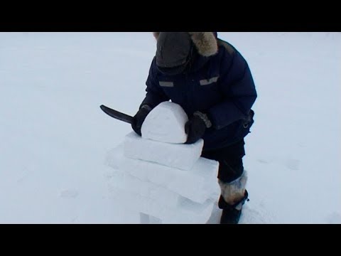 Inuit from Arctic Bay building an "Inuksuk" of snow - Nanoq 2007 expedition