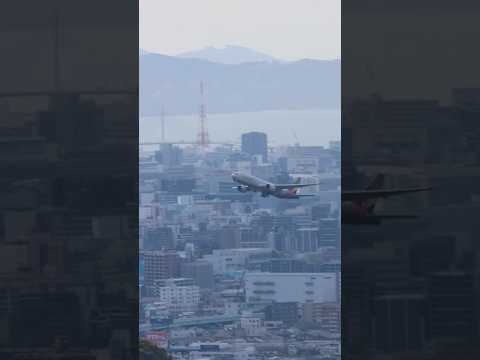 【福岡空港】街のど真ん中から大型機がド派手に離陸！B777-200ER旋回して仁川方向へ#youtubeshorts #japan #fukuoka