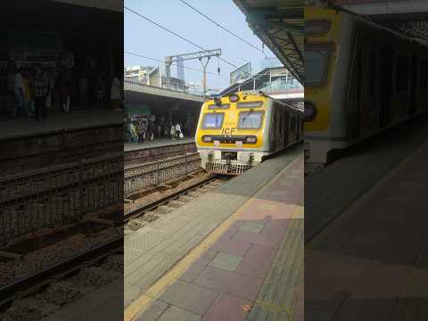 Jalna mujhe aata hai #love#localtrain #mumbai #trending #viralvideo #shorts #viralshorts #lovestatus