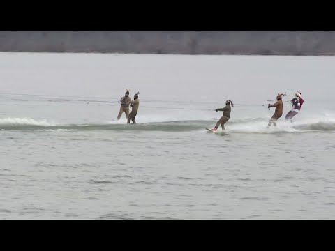 Waterskiing santa makes waves in Alexandria