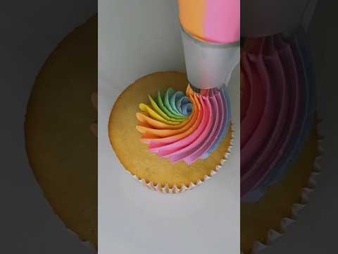 Satisfying Cream Déco #delicieuxbysadia #cupcake #cakedecorating