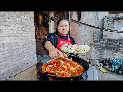 冬天吃一餐酸辣椒蘑菇火锅，配上贵州辣椒蘸水，下饭太香了【梅子美食】