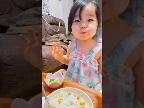 食事開始一番にきゅうりを美味しそうに食べる娘(1歳8ヶ月)＃short