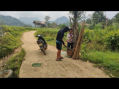 A poor mother and daughter received help from good people to buy firewood