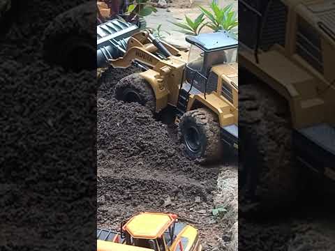 big loader meratakan tanah timbunan #rc #kontruksi #toys #viral #rcconstruction #mainananak #fypシ