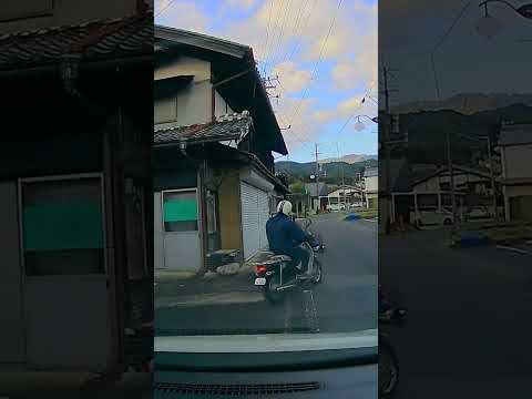 後続のバイクの動きに注意⚠️