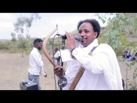 ጉራማይለ ድምፃዊ ምራጭ ኣብ መድረክ