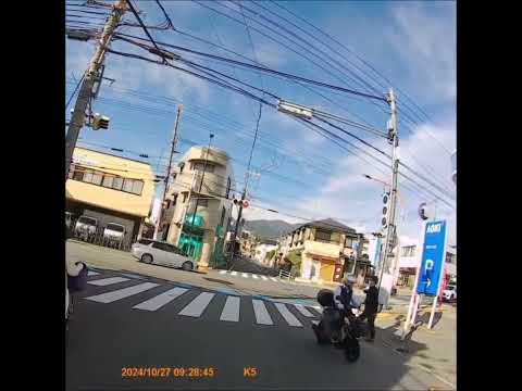 右折してきたバイクがぶつかりかけてました。