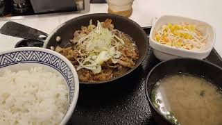 【吉野家・有楽町店】牛鉄鍋定食。サラリーマンの聖地で、牛丼ではなく定食を食べる。