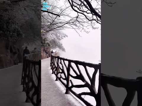 Covered in flying snow, Tianmen Mountain in Hunan Province is as beautiful as a fairyland in winter.