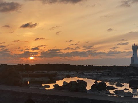 佐渡の海&長手岬の夕日。7日、佐渡晴れ☀️佐和田の海岸へ、青空と海、美しい✨夕方頃に、相川の長手岬へ夕日を見に行きました。下に降りて、灯台を過ぎて、海の近くに夕日がとてもきれい😍波の音も素敵💕