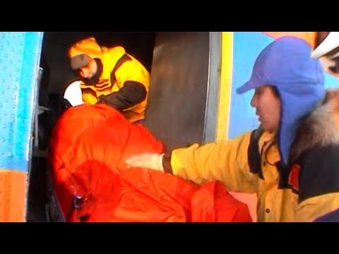 Unloading helicopter material - Geographic North Pole 2002 expedition