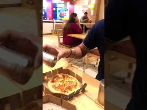 Chilli flakes uthane gy the dusri table se… dbba hi gira deya😆😆#viral #youtubeshorts #trending