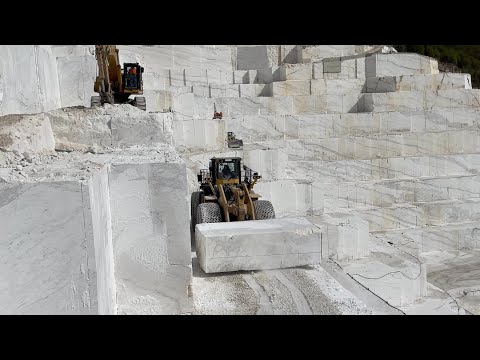 Komatsu & Caterpillar Wheel Loaders Loading & Pushing Huge Marble Columns - Birros Marbles