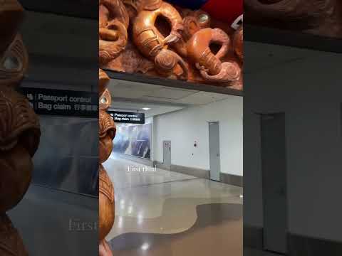 🇳🇿ニュージーランドの暮らし｜本物と偽物（？）があるオークランド空港のマオリの門｜Auckland Airport, New Zealand #shorts #ニュージーランド #newzealand